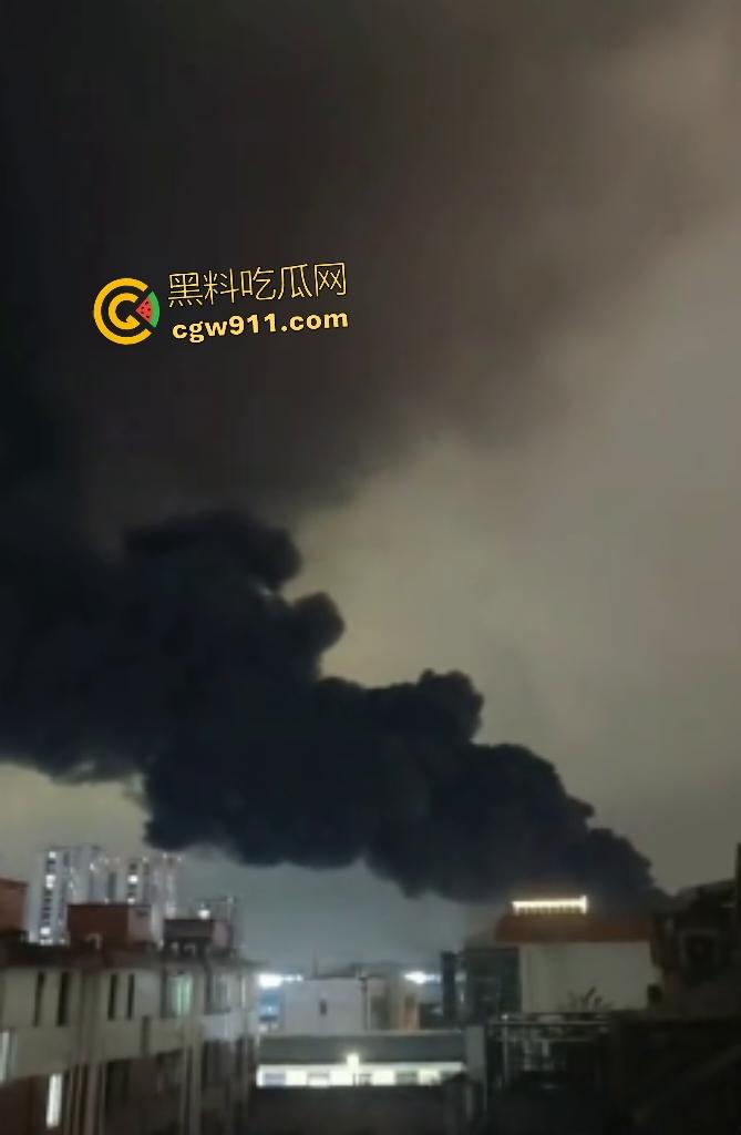 宁波姜山镇顺丰物流仓库惊天大火！高压路奥克斯旁熊熊烈焰，20余辆消防车鏖战一小时勉强控火！-1