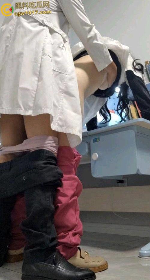 上班上累了去康复科找张姐，把她裤子脱了疯狂后入，小骚货小穴又紧又粉，要不是把我轰出去了，我肯定会肏她第二次 ！-7