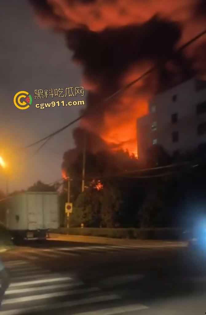宁波姜山镇顺丰物流仓库惊天大火！高压路奥克斯旁熊熊烈焰，20余辆消防车鏖战一小时勉强控火！-8