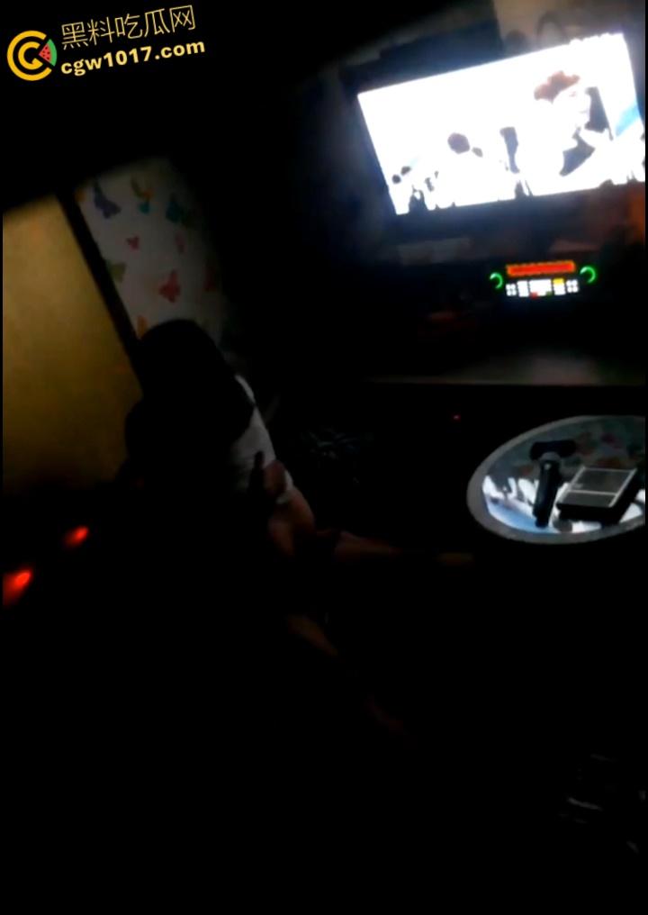 大神潜入KTV偷拍，小情侣包厢偷吃，美腿诱惑激情热吻，女上骑乘榨精疯狂打桩，刺激无比！-5