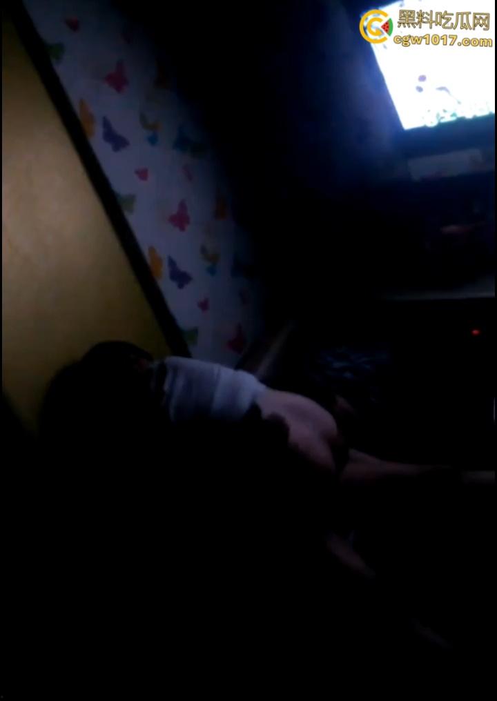 大神潜入KTV偷拍，小情侣包厢偷吃，美腿诱惑激情热吻，女上骑乘榨精疯狂打桩，刺激无比！-7