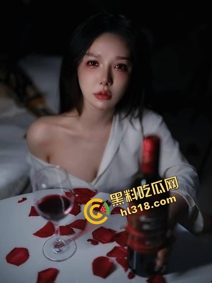 史上最嫩粉嫩小穴被大腿粗巨屌撑爆，操喷到精液糊满穴口一进一出就地震，奶白浆喷成瀑布流！-6